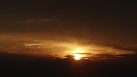 Wunderschöner-Sonnenuntergang-In-Goldenen-Farben-Hinter-Der-Fließenden-Bewegung-Der-Wolken