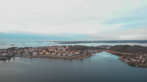 Luftaufnahme-Malerischer-Häuser-Auf-Der-Schwedischen-Paradiesinsel-Salto-In-Karlskrona,-Schweden-4
