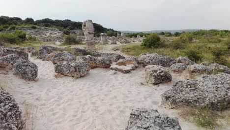 Sehr-Niedrige-Drohnenaufnahmen-über-Antiken-Ruinen,-Bulgarien