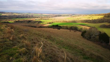 Wunderschöne-Landschaft-In-Großbritannien,-Mit-Sonne,-Die-Die-Hügel-Voller-Januar-Nuancen-Segnet-Und-Eine-Unwirkliche-Aussicht-Schafft