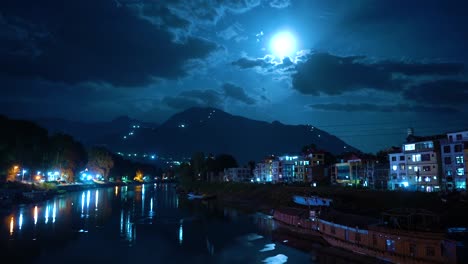 Un-Hermoso-Lapso-De-Tiempo-De-Un-Paisaje-Urbano-Iluminado-Por-La-Luna-En-Srinagar,-Cachemira,-India