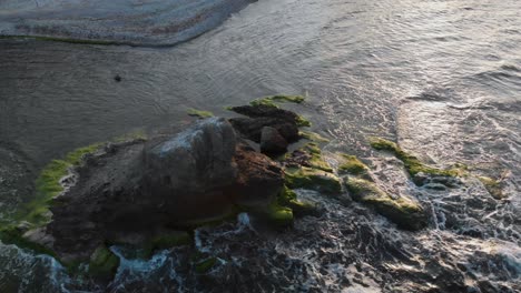 Luftaufnahme-Um-Felsen-Im-Meer-Bei-Sonnenuntergang-1