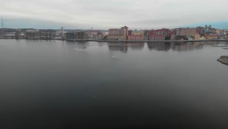 Luftaufnahme-über-Karlskrona,-Schweden,-Zeigt-Teile-Der-Stadt-Und-Des-Ozeans,-Mit-Dem-Sie-Verbunden-Ist