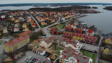 Luftaufnahme-Malerischer-Häuser-Auf-Der-Schwedischen-Paradiesinsel-Salto-In-Karlskrona,-Schweden-10