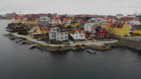 Luftaufnahme-Malerischer-Häuser-Auf-Der-Schwedischen-Paradiesinsel-Ekholmen-In-Karlskrona,-Schweden-11