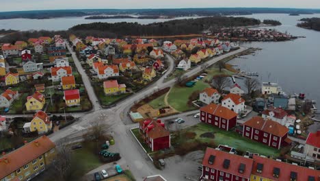 Luftaufnahme-Malerischer-Häuser-Auf-Der-Schwedischen-Paradiesinsel-Salto-In-Karlskrona,-Schweden-9