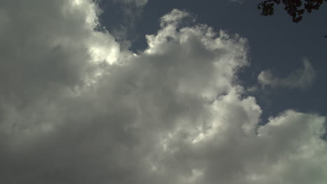 Wolkengebilde-Mit-Strahlender-Sonne-1