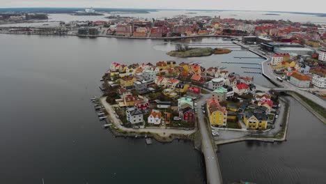 Luftaufnahme-Malerischer-Häuser-Auf-Der-Schwedischen-Paradiesinsel-Ekholmen-In-Karlskrona,-Schweden-16