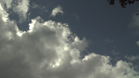 Wolkengebilde-Mit-Strahlender-Sonne