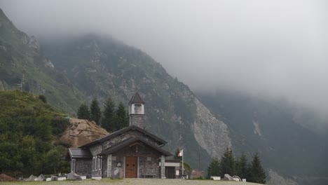 Echtzeit-Videoaufzeichnung-Einer-Von-Wolken-Bedeckten-Kirche-In-Den-Italienischen-Voralpen