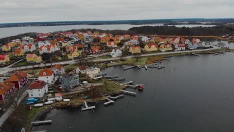 Luftaufnahme-Malerischer-Häuser-Auf-Der-Schwedischen-Paradiesinsel-Salto-In-Karlskrona,-Schweden-8