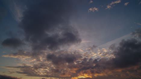 Zeitraffer-Licht-Spannte-Wolken-über-Den-Abendhimmel