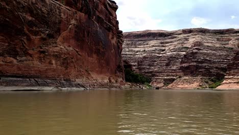 Pan-of-canyon-from-river-in-Utah