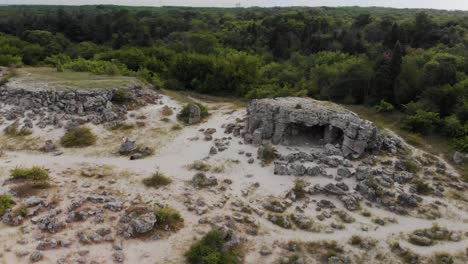 Schnelles-Schwenken-Aus-Der-Luft-Um-Antike-Ruinen,-Bulgarien