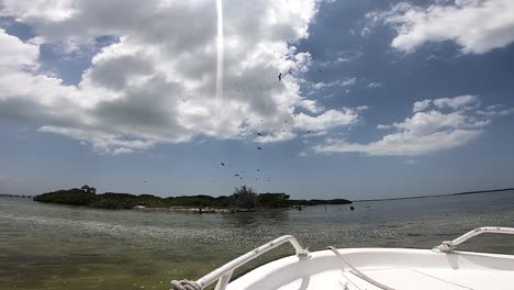 Barco-Flotando-Frente-A-La-Isla-De-Los-Pájaros-En-Holbox,-México