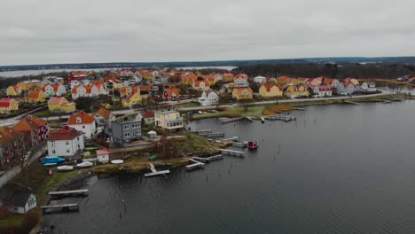 Luftaufnahme-Malerischer-Häuser-Auf-Der-Schwedischen-Paradiesinsel-Salto-In-Karlskrona,-Schweden-7
