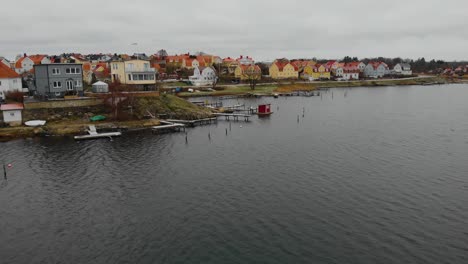 Luftaufnahme-Malerischer-Häuser-Auf-Der-Schwedischen-Paradiesinsel-Salto-In-Karlskrona,-Schweden-11