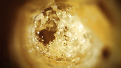 Bier-Gießt-Von-Oben-In-Das-Glas,-Das-Wellen-Bildet