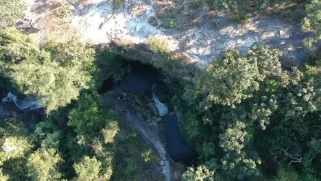 Drohnenaufnahmen-Eines-Wasserfalls-In-Chiang-Mai,-Thailand,-Mit-Einer-Von-Bäumen-Umgebenen-Klippe