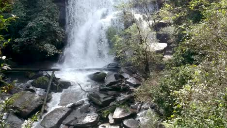 Drohnenaufnahmen-Eines-Wasserfalls-In-Chiang-Mai,-Thailand,-Mit-Zwischen-Den-Bäumen