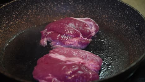 Steaks-cooking-in-a-frying-pan