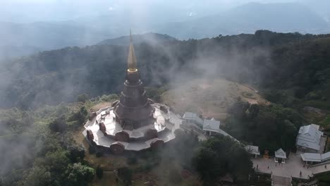 Imágenes-De-Drones-Volando-Sobre-El-Templo-Doi-Inthanon-En-Chiang-Mai-En-Tailandia-Con-Nubes-Pasando