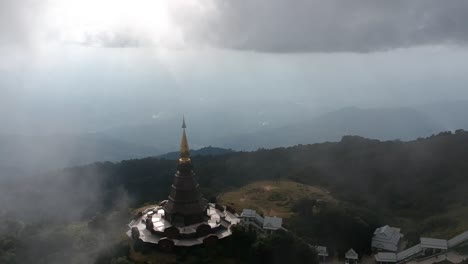 Aufnahmen-Einer-Drohne,-Die-über-Den-Tempel-Doi-Inthanon-In-Chiang-Mai-In-Thailand-Fliegt,-Wobei-Einige-Wolken-Vorbeiziehen-1