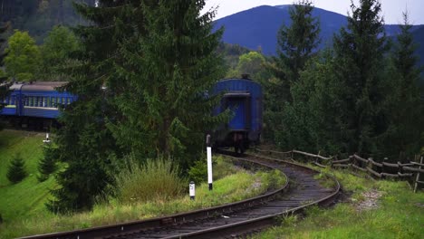 Abgehender-Zug-Auf-Einem-Hintergrund-Von-Bergen