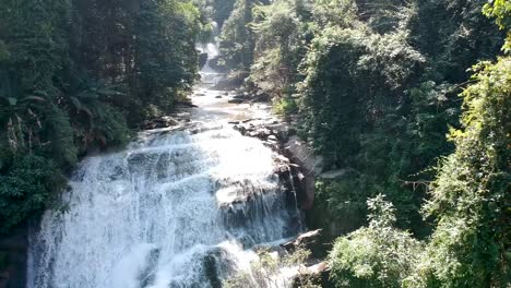 Aufnahmen-Einer-Drohne,-Die-Aus-Einem-Wasserfall-In-Chiang-Mai,-Thailand,-Herausfliegt