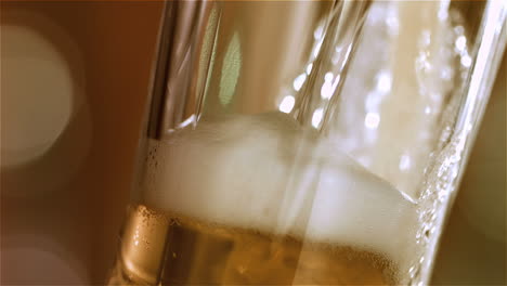 Bier-Gießt-In-Abgewinkeltes-Glas-1