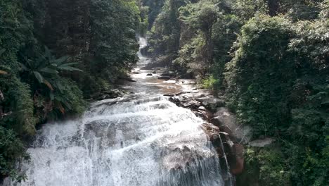 Drohne-Fliegt-In-Einem-Wasserfall-In-Chian-Mai-Thailand