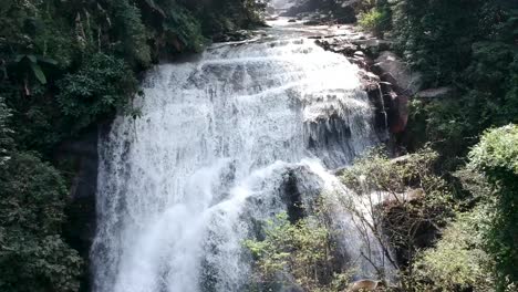 Drohnenaufnahmen-Eines-Wasserfalls-In-Chiang-Mai,-Thailand,-Mit-Der-Von-Bäumen-Umgebenen-Klippe