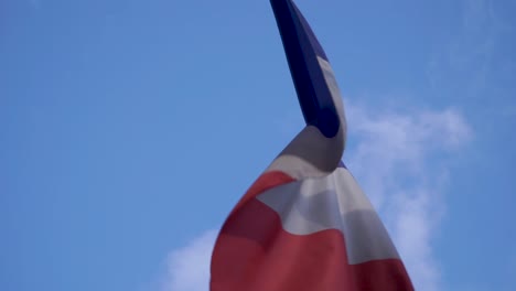 Schwenkende-Flagge-Von-Frankreich-Vor-Blauem-Himmel