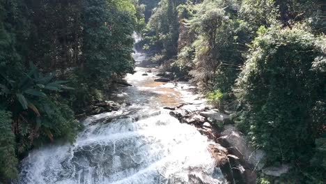 Drohnenaufnahmen-Eines-Wasserfalls-In-Chiang-Mai,-Thailand,-Mit-Der-Von-Bäumen-Umgebenen-Klippe-1