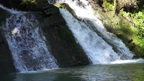 Mittlerer-Übergang-Des-Wasserfalls-Auf-Grünem-Hintergrund