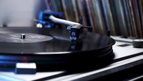 Vinyl-Plattenspieler-Auf-Dem-Hintergrund-Von-Schallplatten