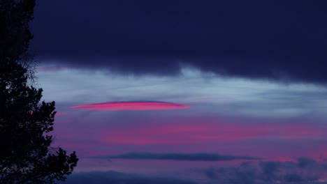 Nubes-Coloridas-Durante-Una-Puesta-De-Sol-De-Invierno-En-Idre-Fjäll,-Suecia