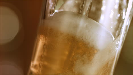 Bier-Gießt-In-Abgewinkeltes-Glas-2
