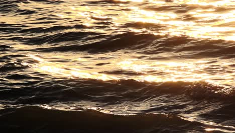 Meereswellen-In-Zeitlupe,-Die-Im-Sonnenuntergang-Glitzern