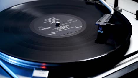 Vinyl-Racord-Player-Mit-Blauem-Licht