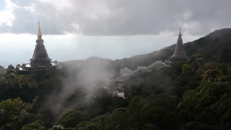 Imágenes-De-Drones-Volando-Sobre-El-Templo-Doi-Inthanon-En-Chiang-Mai-En-Tailandia-Con-Algunas-Nubes-Pasando