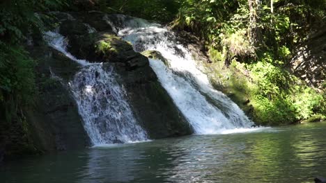 Stabile-Aufnahme-Des-Wasserfalls-Am-Wald