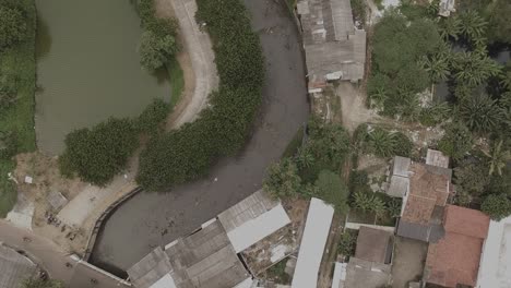 Vogelperspektive-Von-Häusern-Neben-Dem-Fluss-In-Einem-Vorort-Von-Jakarta