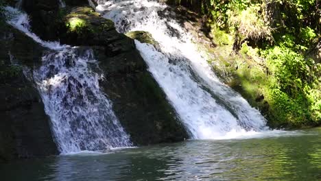Fließender-Wasserfall-Auf-Grünem-Hintergrund,-Nahaufnahme
