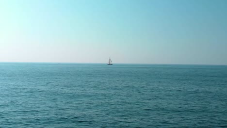 Segelboot-Weit-Weg-Im-Meer