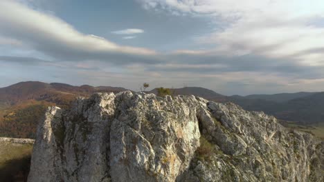 Tracking-Luftaufnahme-über-Felsigen-Hügel,-Berg-Und-Wald-Als-Hintergrund
