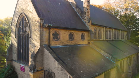 Alte-Britische-Kirche-Im-Licht-Der-Sonne-Zur-Goldenen-Stunde-Mitten-Im-Wald-Im-Sommer-Filmische-Drohnenaufnahmen