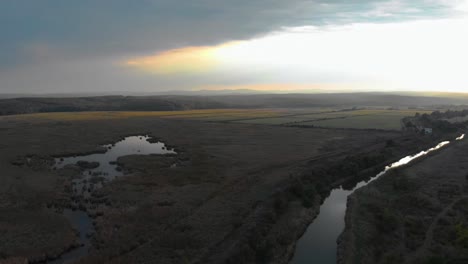 Fluss-Und-Kleiner-See-Im-Grünen-Tal-Bei-Sonnenuntergang---Luftaufnahme