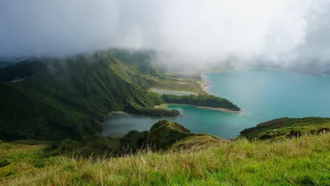 Una-Escena-Matutina-Para-El-Lago-Del-Cráter-Lagao-Do-Fogo-En-Las-Azores-Mientras-Está-Envuelto-En-Nubes