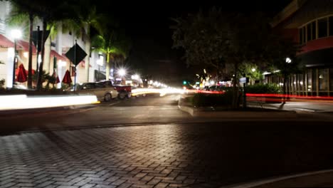 Zeitraffer,-Offene-Belichtung-Von-Autos,-Die-Nachts-In-Sarasota,-Florida,-Die-Hauptstraße-Der-Innenstadt-Hinunterfahren